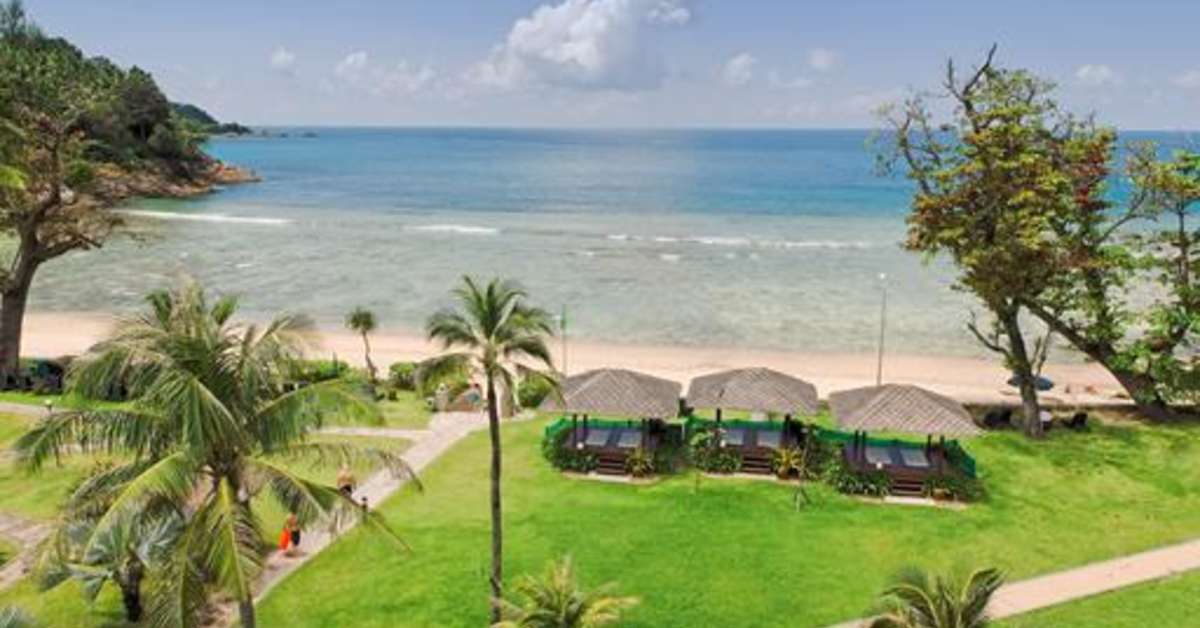Een foto van het strand bij Phuket Marriott Resort & Spa Merlin Beach