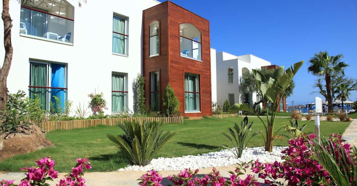 Een foto van de buitenkant van Costa Luvi Hotel
