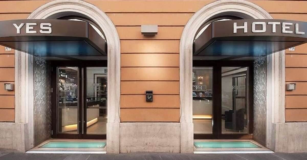 Een foto van de buitenkant van Yes Hotel