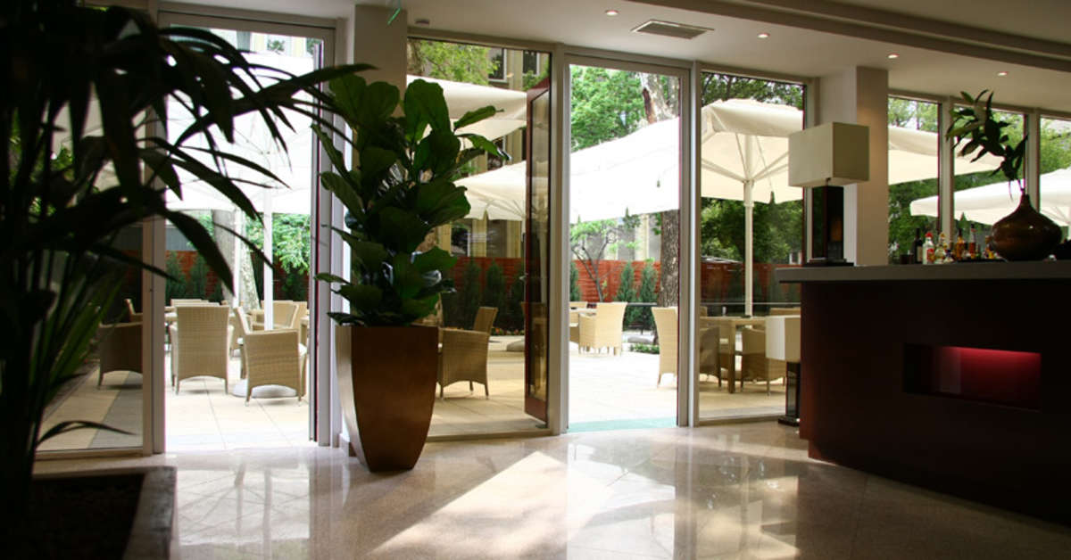 Een foto van het interieur van Lions Garden Hotel