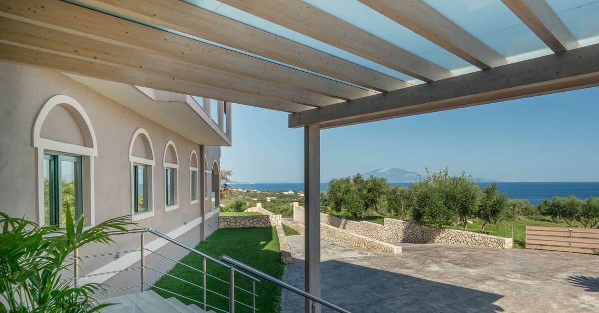 Een foto van de buitenkant van Elegance Luxury Executive Suites