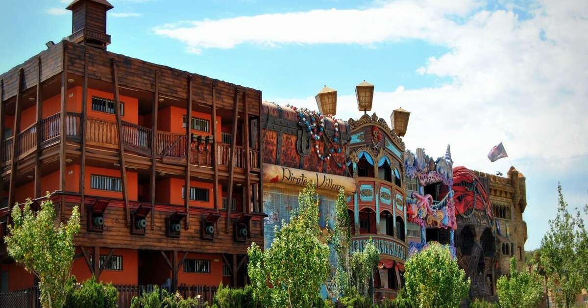 Ein Foto von der Außenansicht des Pirates Village Apartments