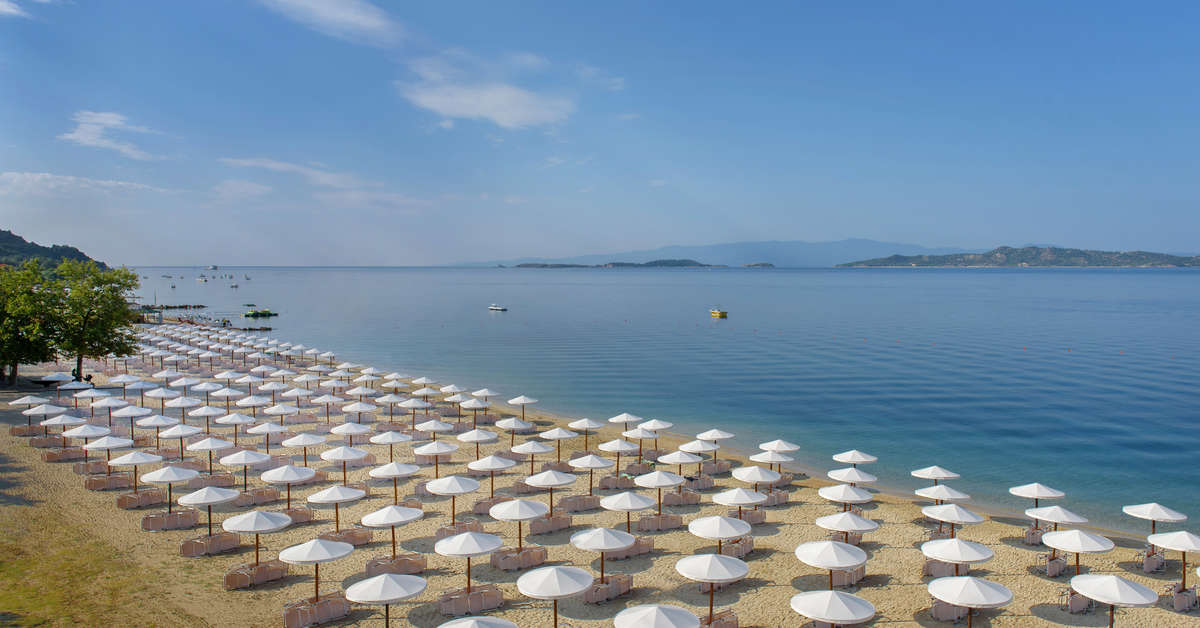 Een foto van het strand bij Akrathos Beach Hotel