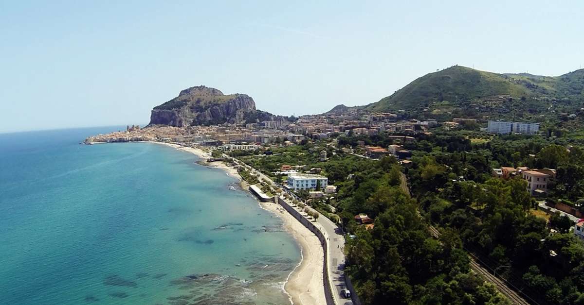 Een foto van het strand bij Hotel Tourist Cefalu