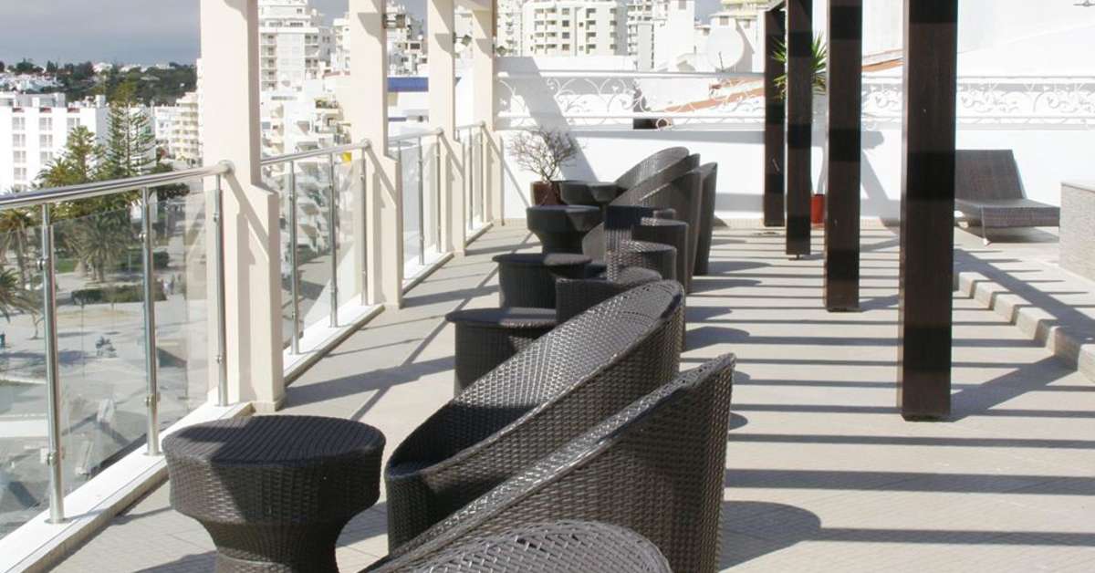 Een foto van het terras bij Algar Appartementen