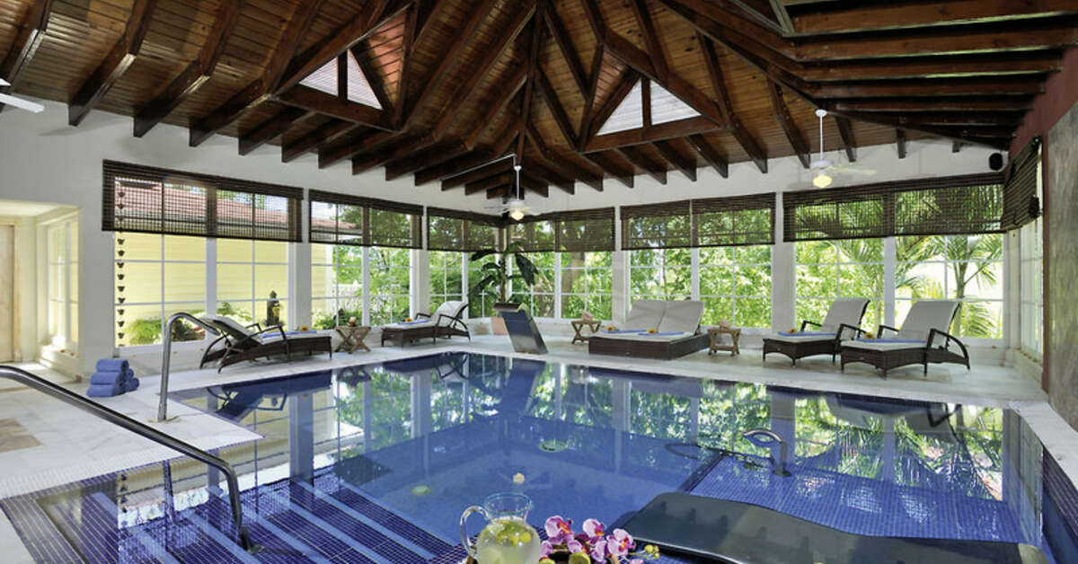 Een foto van het zwembad bij Luxury Bahia Principe Cayo Levantado