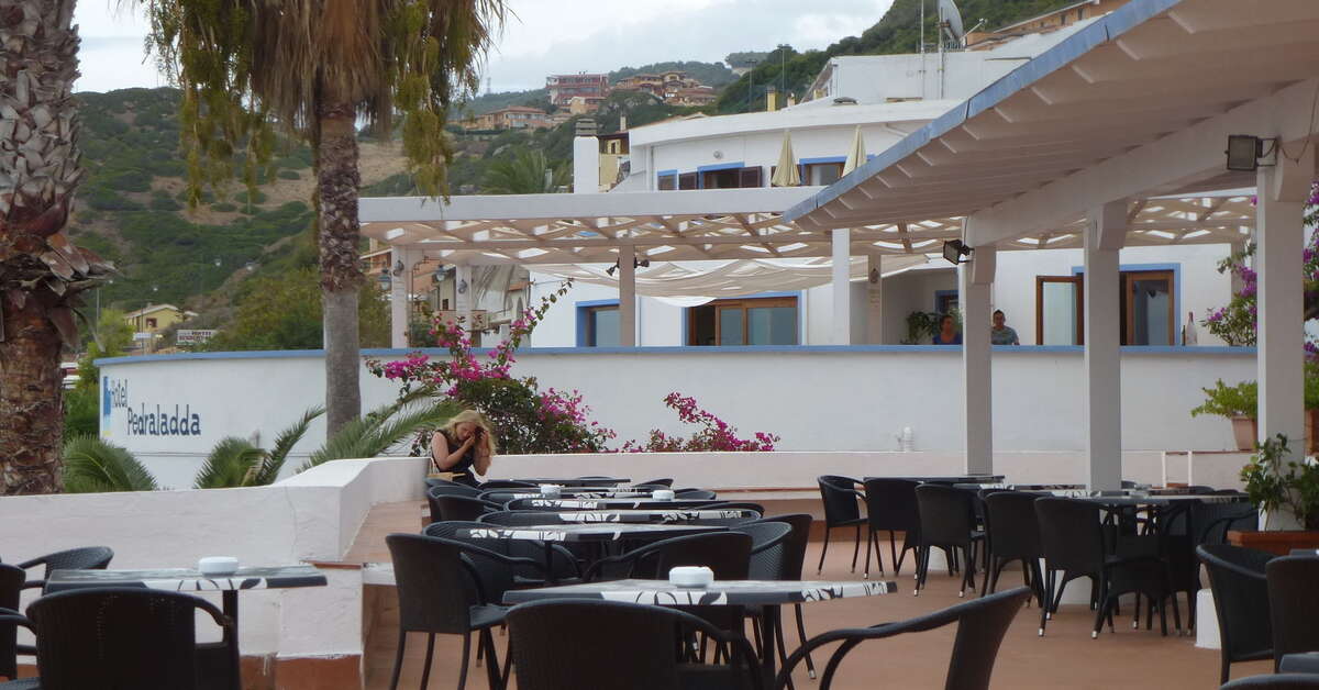 Een foto van het terras bij LH Pedraladda Resort