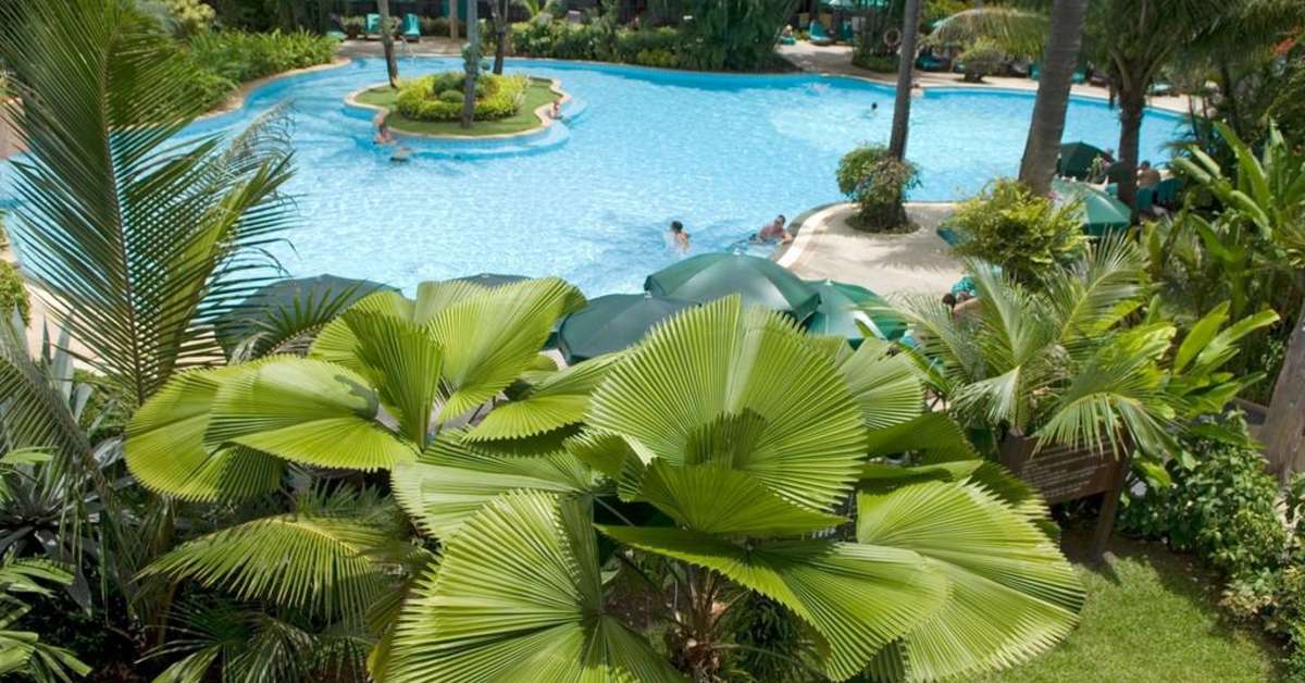 Een foto van het zwembad bij Courtyard Phuket Patong Beach Resort