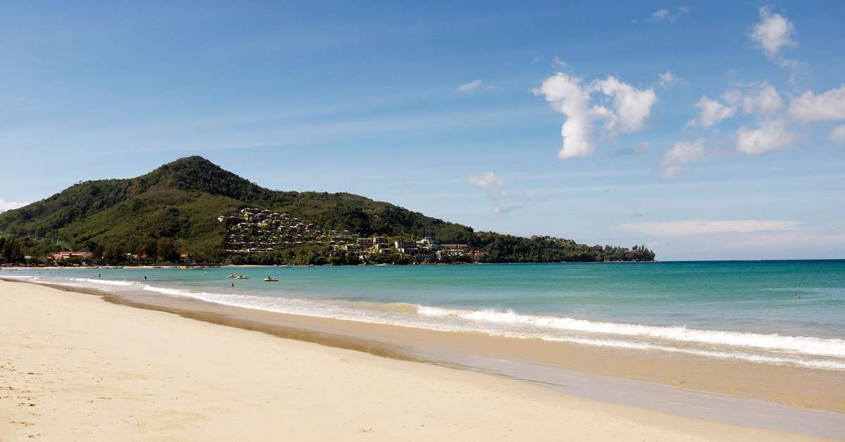 Een foto van het strand bij Radisson Resort & Suites Phuket