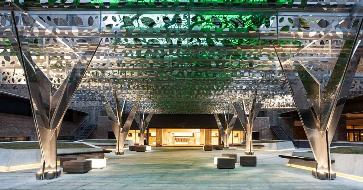 Een foto van de buitenkant van Novotel Madrid Center
