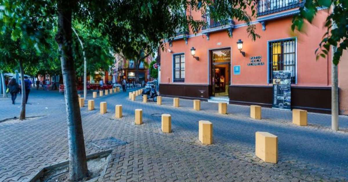 Een foto van de buitenkant van Patio de la Alameda