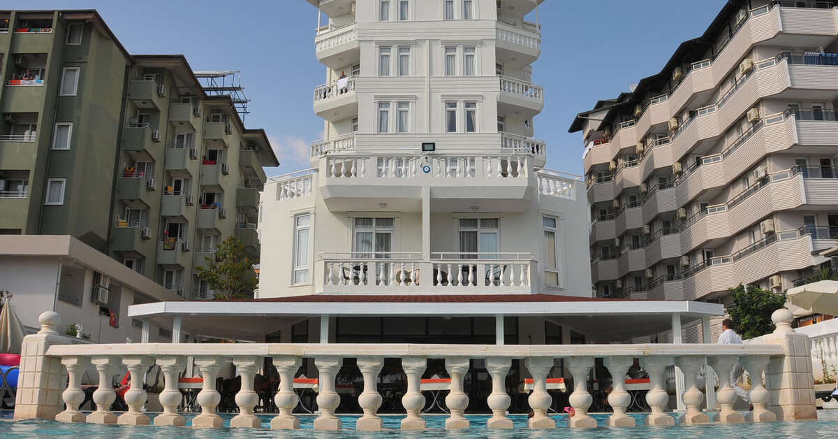 Ein Foto vom Pool im Azak Hotel