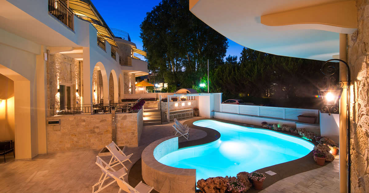 Een foto van het zwembad bij Neikos Mediterraneo Luxury Suites