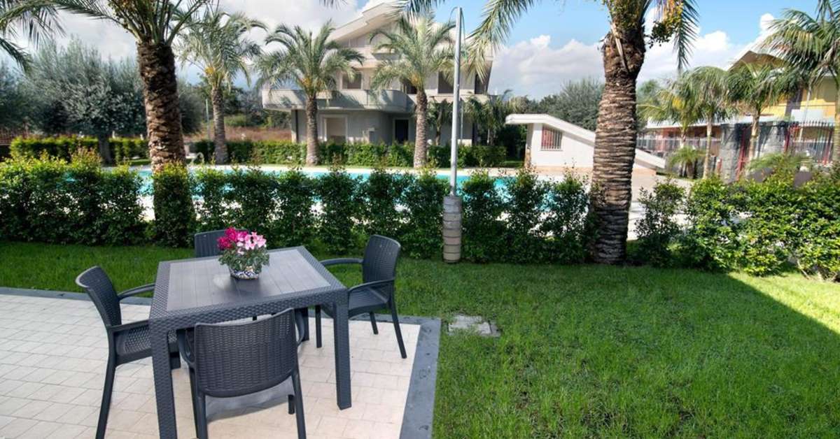 Een foto van het terras bij Villa Galati Resort
