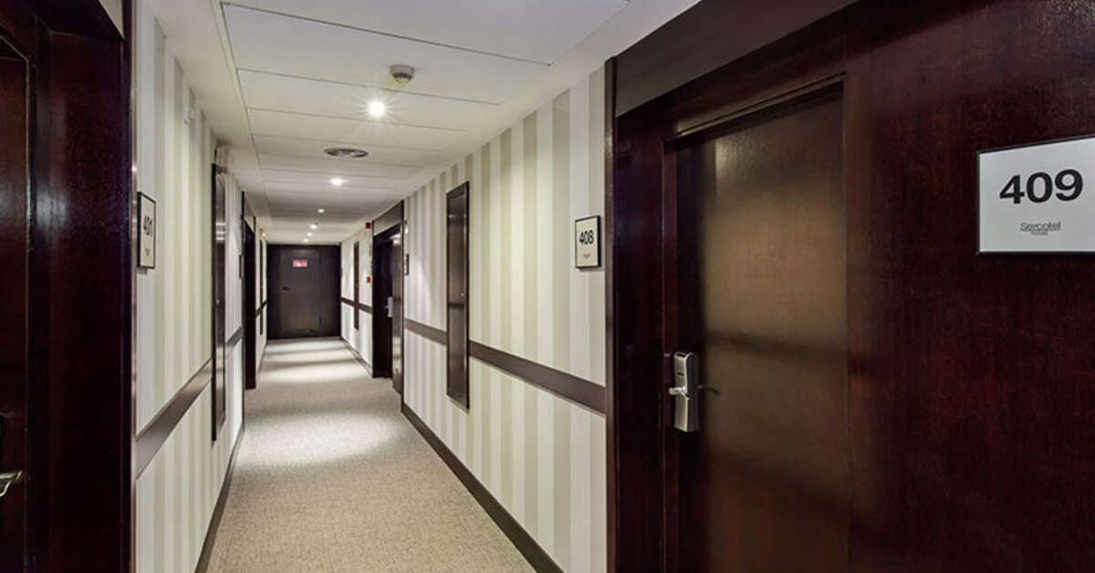 Een foto van het interieur van Sercotel Madrid Aeropuerto