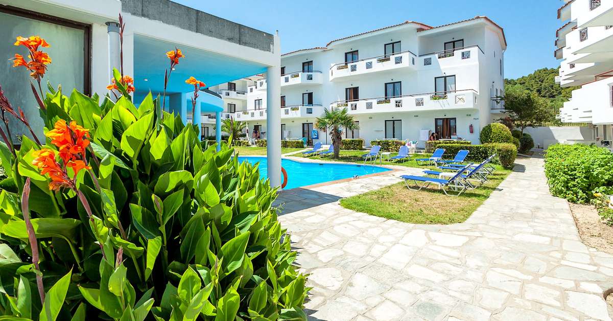 Een foto van het zwembad bij Xenios Dolphin Beach