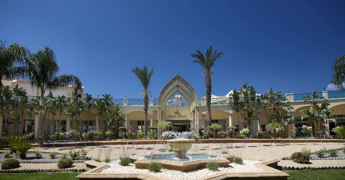 Een foto van de buitenkant van Lindos Princess Beach Hotel