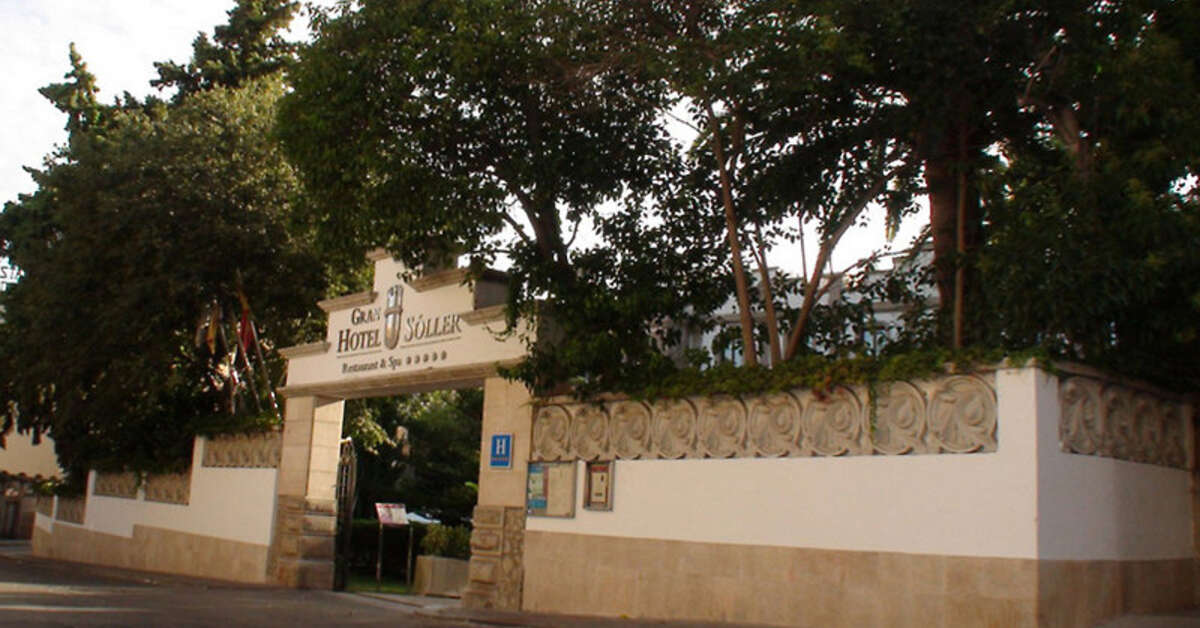 Een foto van de buitenkant van Gran Hotel Soller