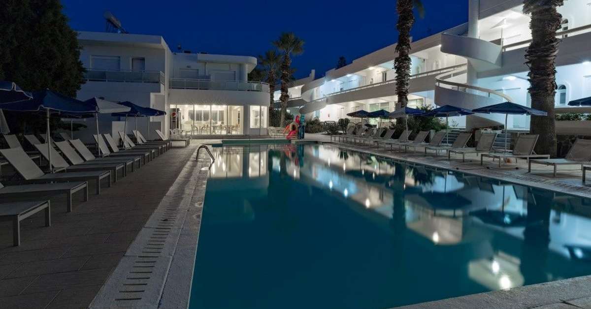 Ein Foto vom Pool im Paleos Family Apartments
