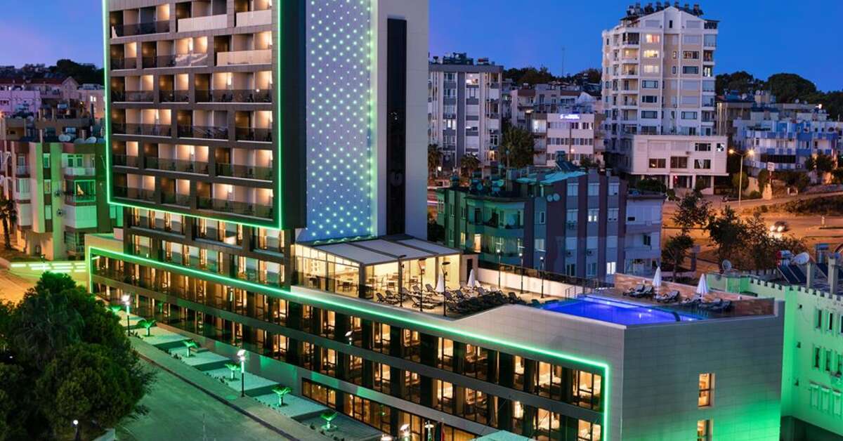 Een foto van de buitenkant van Holiday Inn Antalya