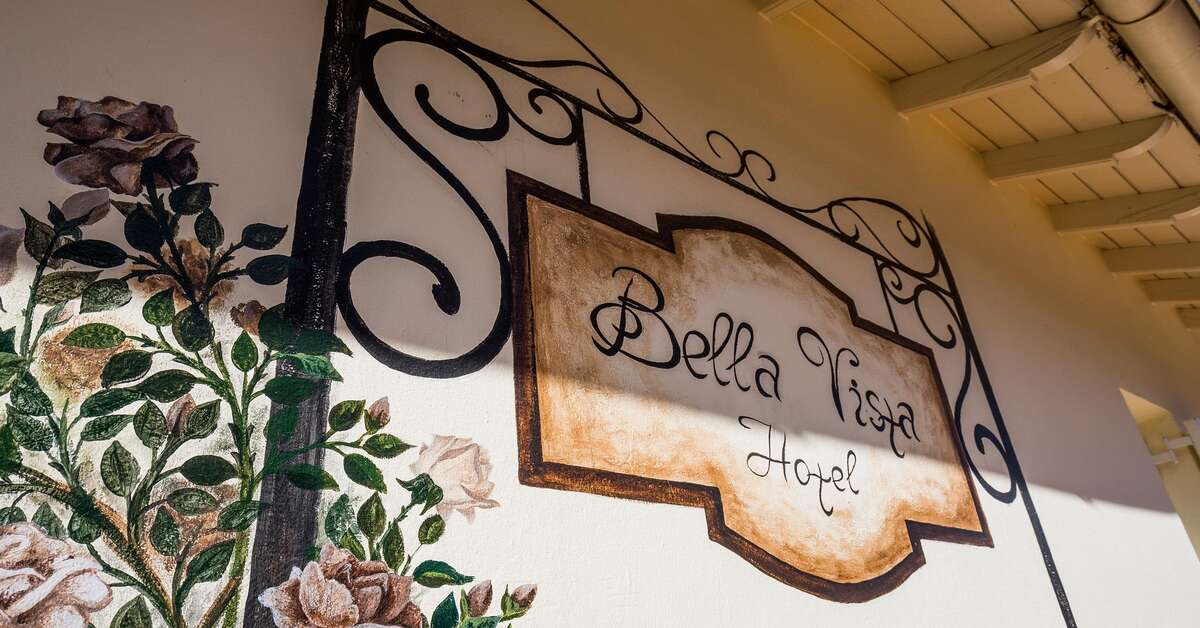 Ein Foto von der Außenansicht des Bella Vista Hotel & Studios