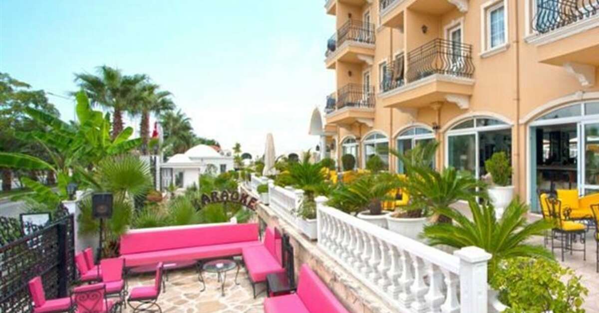 Een foto van het terras bij Hotel Sinatra