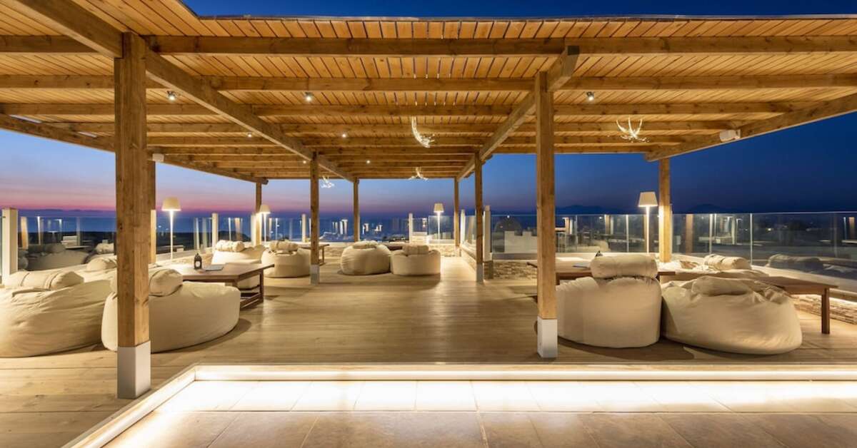 Een foto van het terras bij Kouros Palace