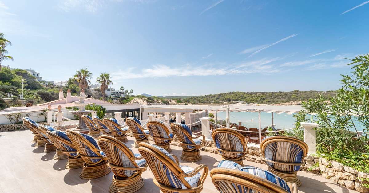 Een foto van het terras bij Beach Club Hotel