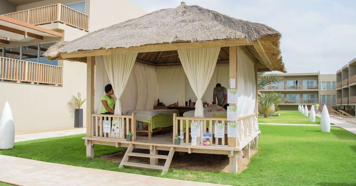 Ein Foto von der Außenansicht des Hotel Oasis Salinas Sea