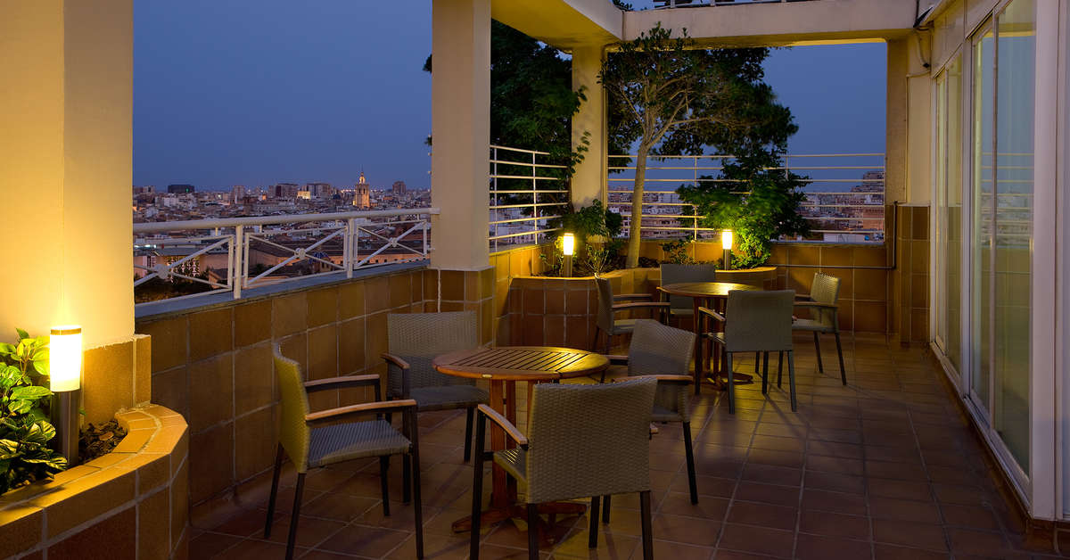 Een foto van het terras bij NH Valencia Center
