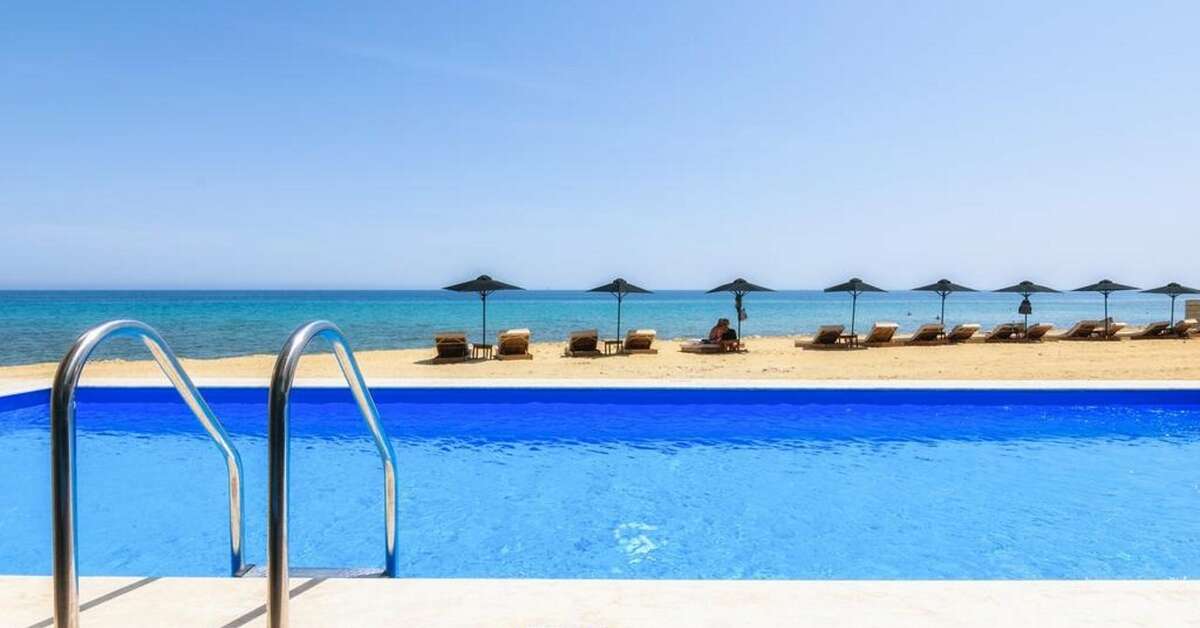 Een foto van het zwembad bij Cavo Orient Beach Hotel