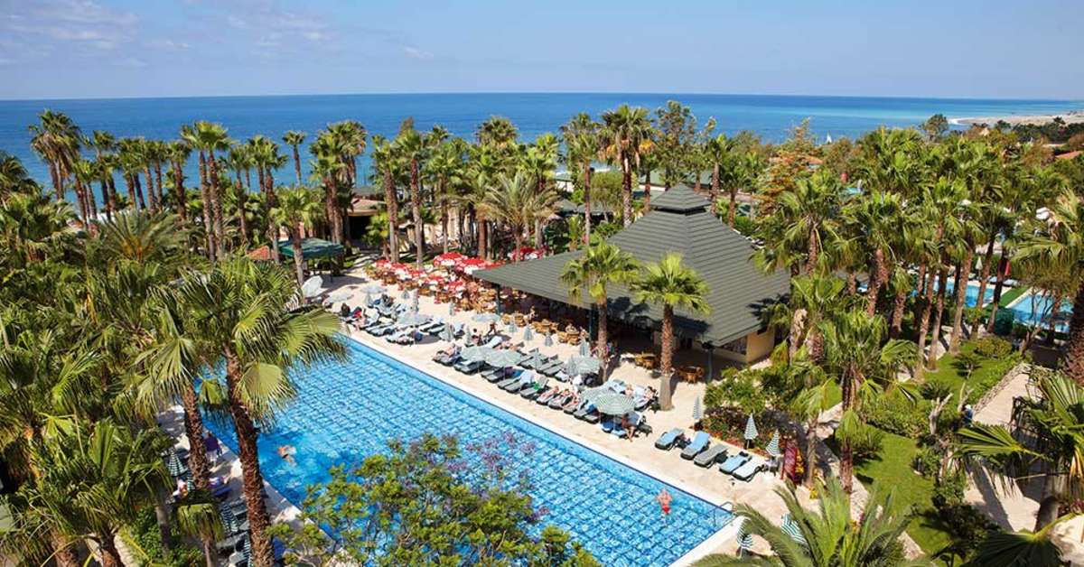 Een foto van het zwembad bij Meryan Hotel
