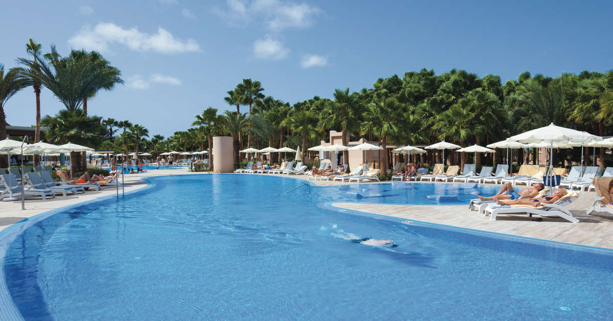 Een foto van het zwembad bij Riu Cabo Verde