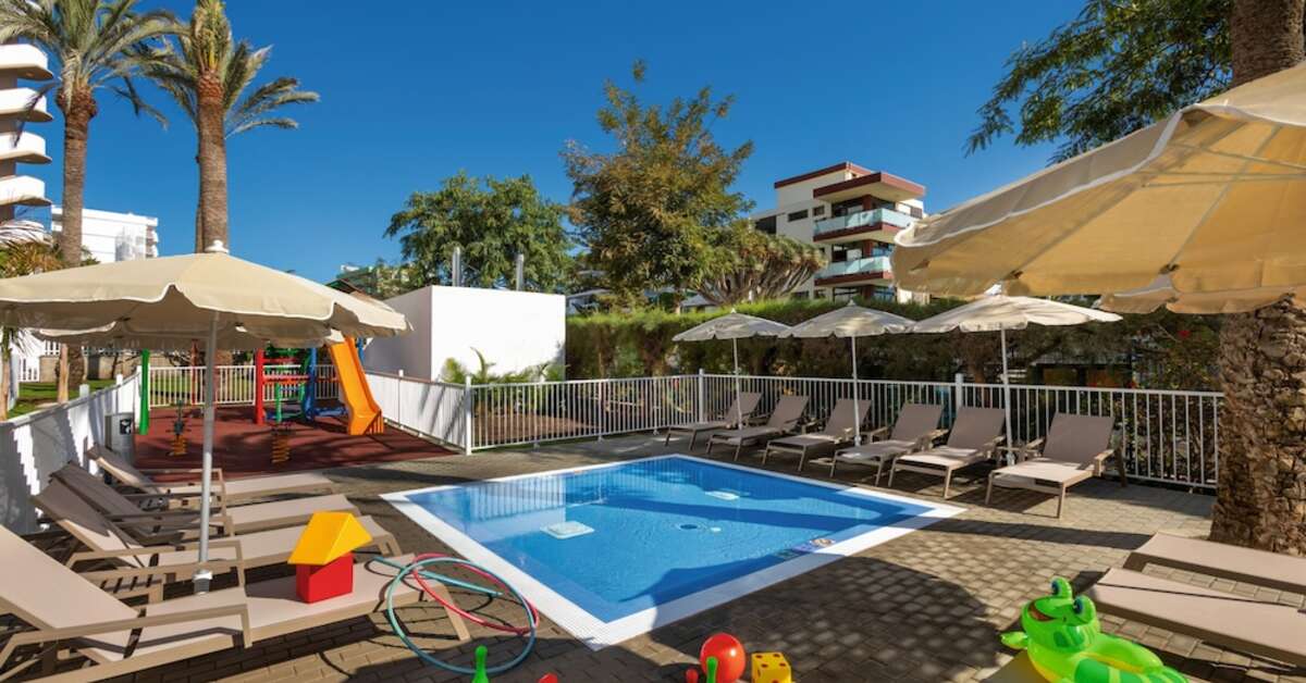 Een foto van het zwembad bij Riu Palace Palmeras