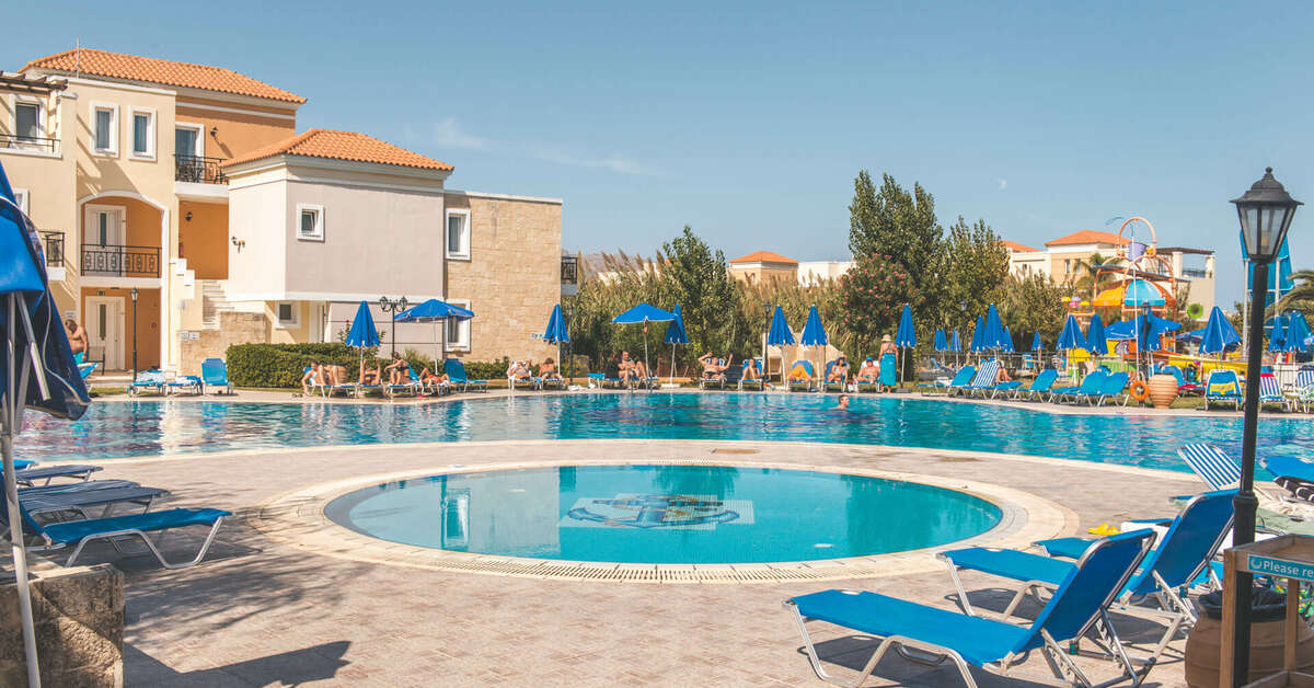 Een foto van het zwembad bij Chrispy Waterpark Resort