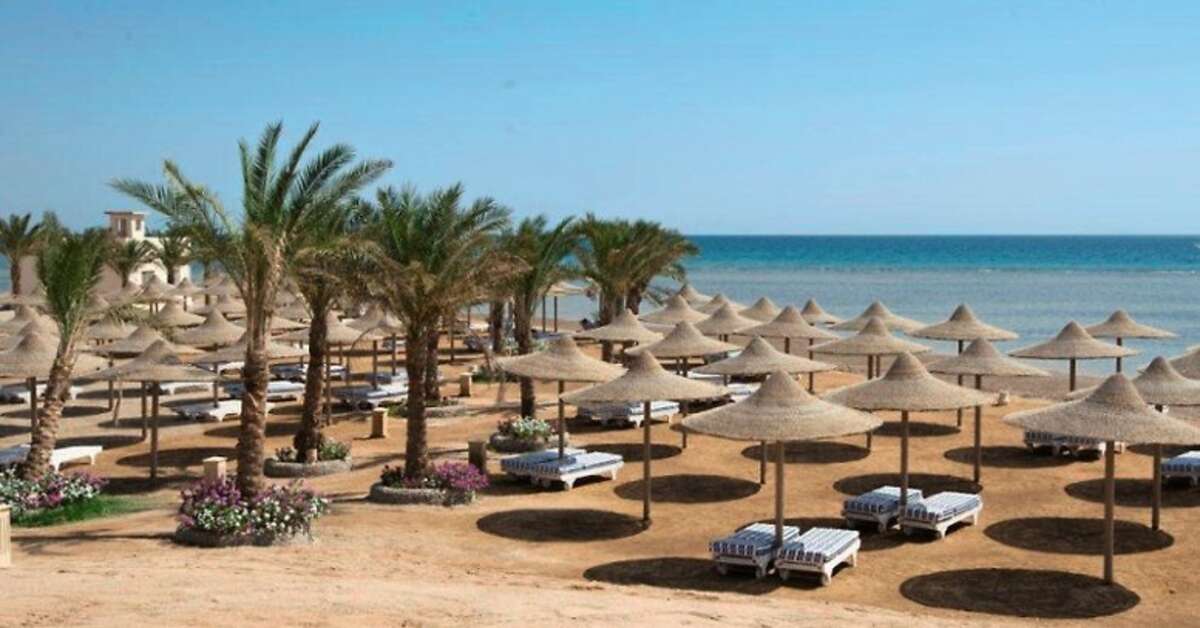 Een foto van het strand bij El Karma Aqua Beach Resort