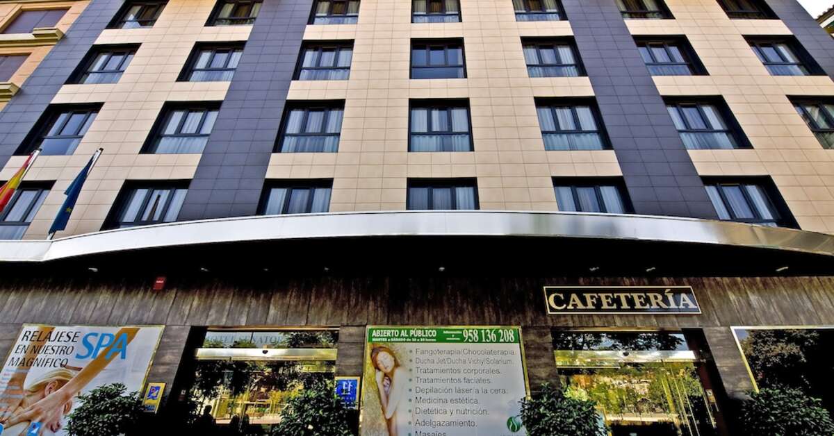 Een foto van de buitenkant van Senator Granada Spa Hotel