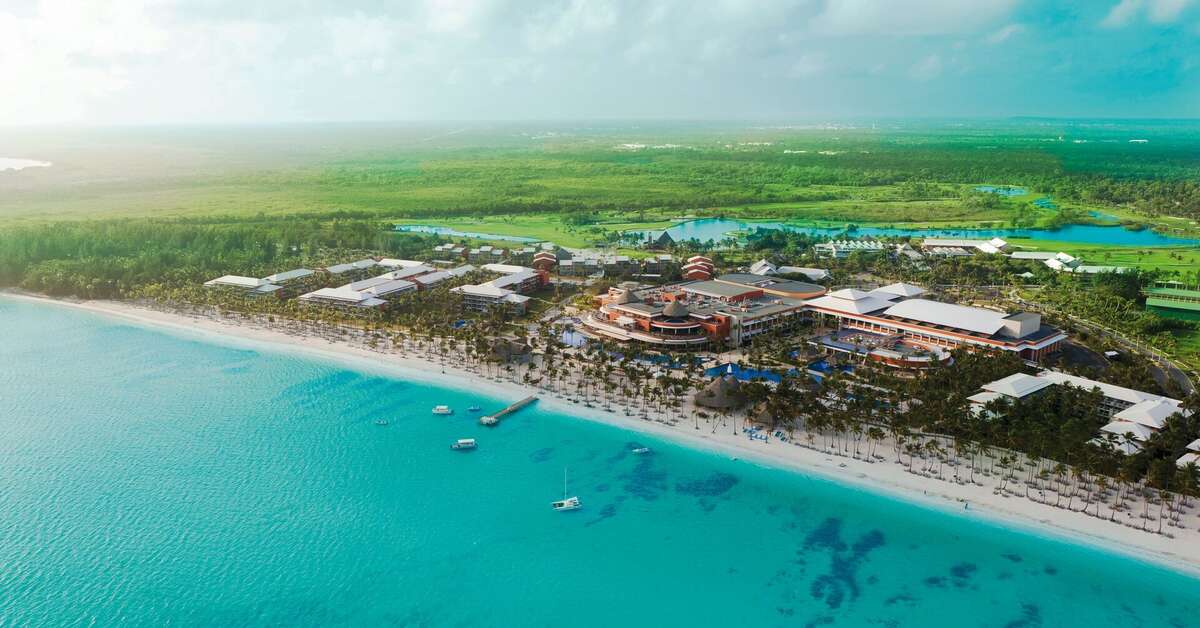 Een foto van de buitenkant van Barcelo Bavaro Palace