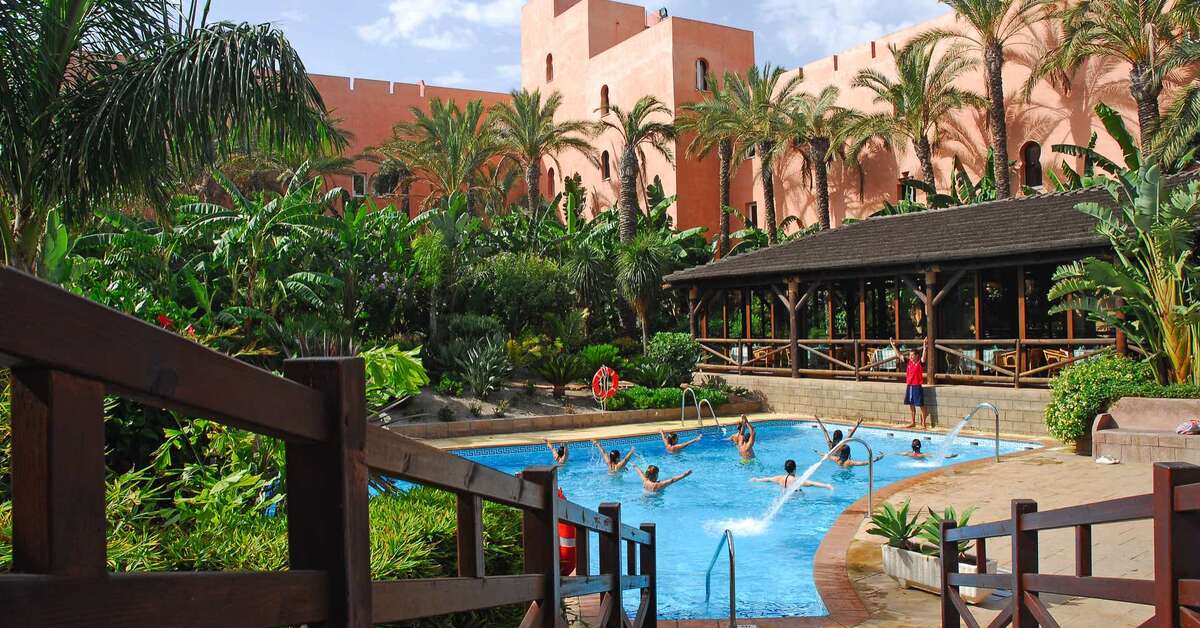Een foto van het zwembad bij Playacalida Hotel