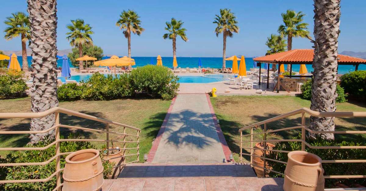 Een foto van de buitenkant van Irina Beach Aparthotel