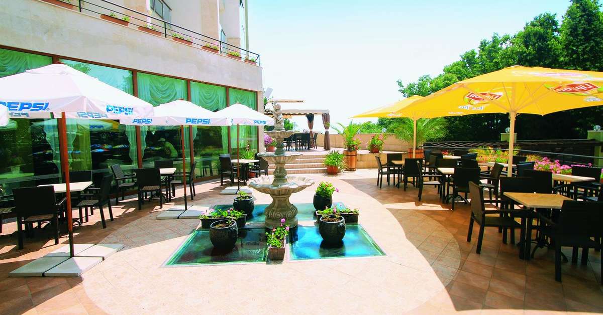 Een foto van het terras bij Hotel Mirabelle