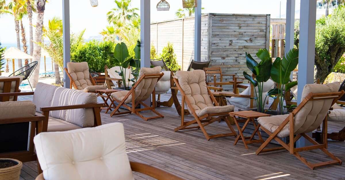 Een foto van het terras bij Flora Garden Beach Hotel
