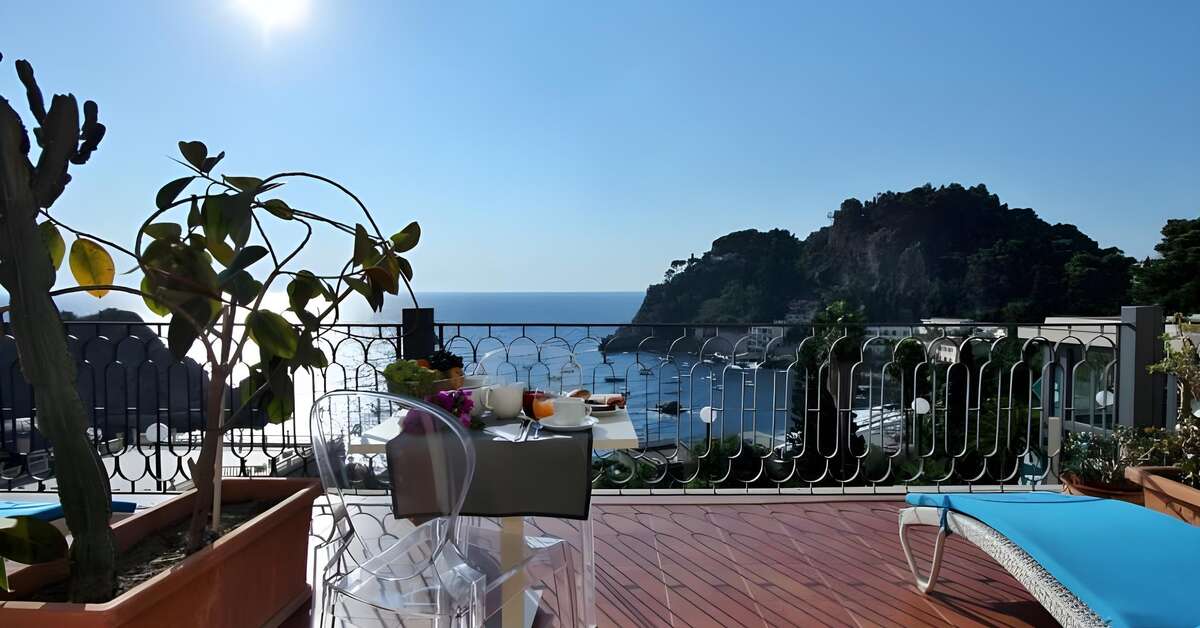 Een foto van de buitenkant van Hotel Baia Azzurra
