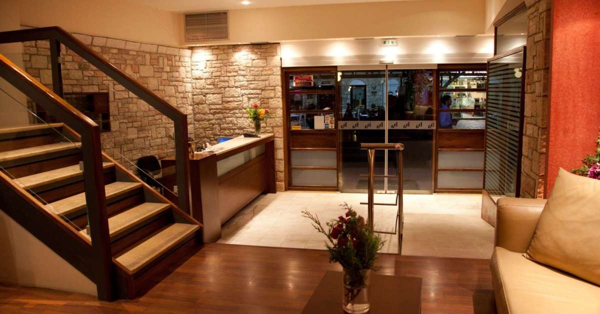 Een foto van het interieur van Akrogiali Hotel