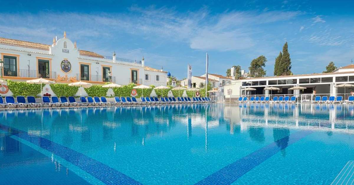 Een foto van het zwembad bij Globales Pueblo Andaluz