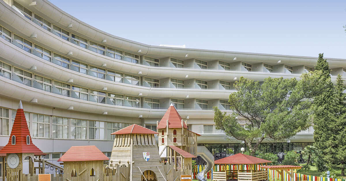 Een foto van de buitenkant van Remisens Hotel Albatros
