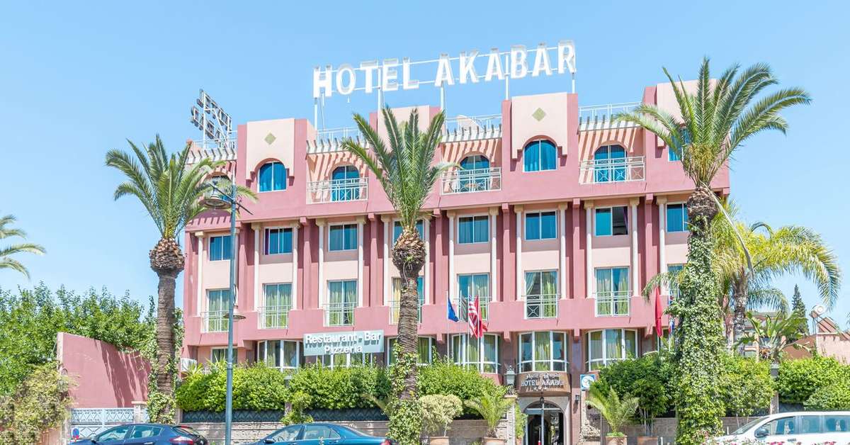 Een foto van de buitenkant van Hotel Akabar