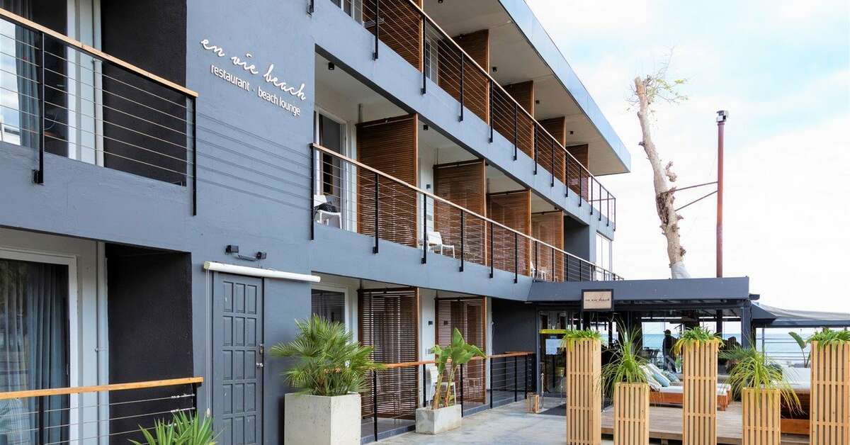 Een foto van de buitenkant van En Vie Beach Boutique Hotel