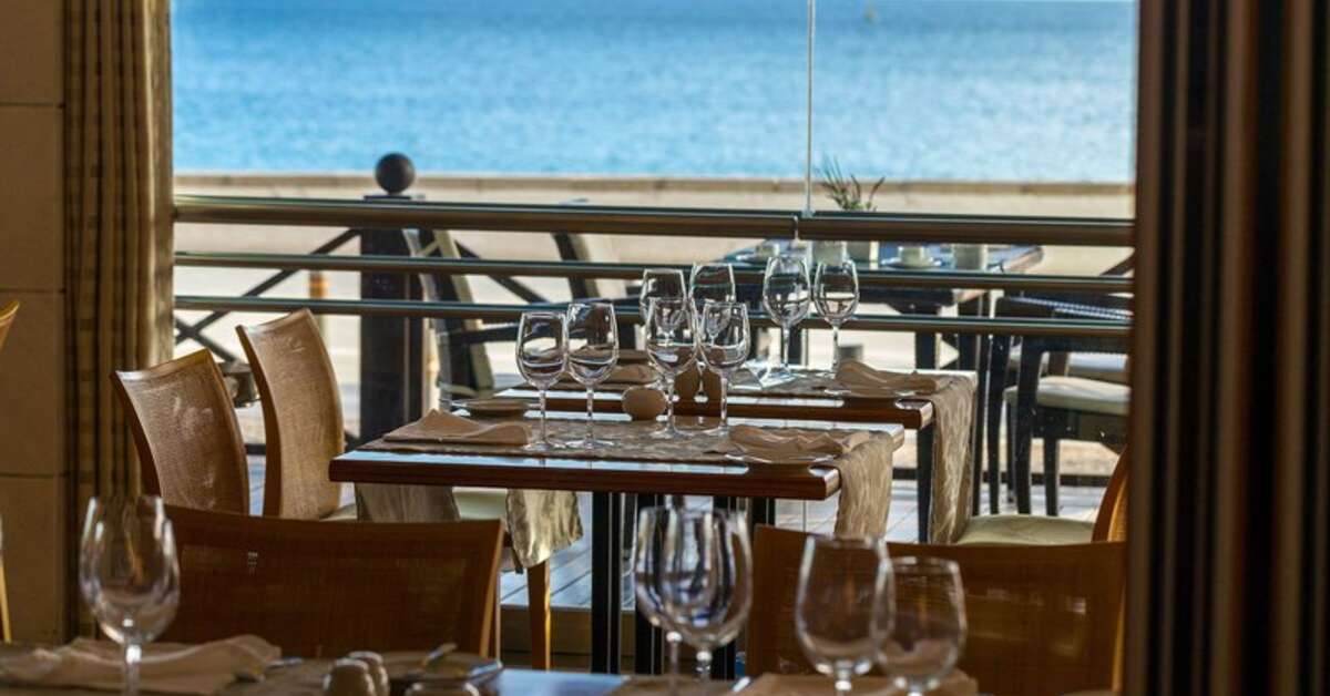 Een foto van het terras bij Sana Sesimbra Hotel