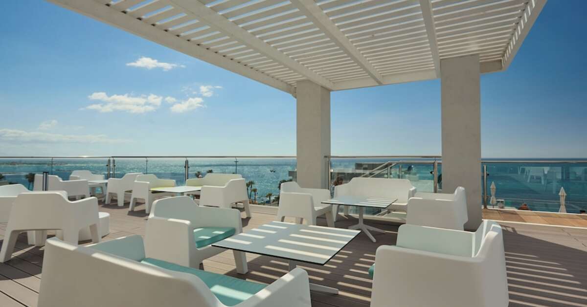 Een foto van het terras bij Las Arenas Affiliated by Melia